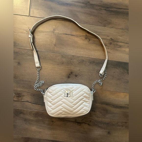 Badgley Mischka Handbags - Badgley Mischka Ivory Quilted Crossbody Camera Bag Chain Strap Chic
